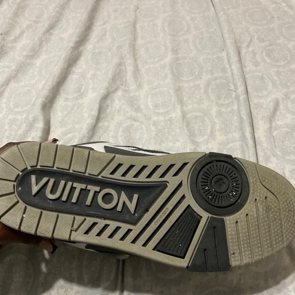 Authentic Louis Vuitton shoes - Picture 4 of 7